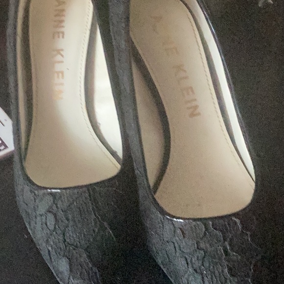 Classic Black zipper back Lace pump by Anne Kline.  Perfect for office - Picture 5 of 6
